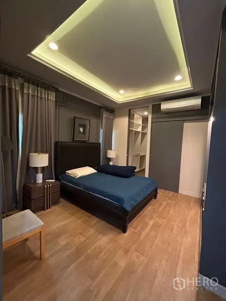 独立式住宅 出租在Bang Kapi, Bangkok - 客卧，托盘天花灯、木地板与内置收纳。