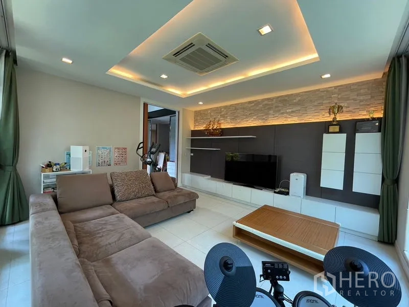 独立式住宅 出租在Bang Phli, Samut Prakan - 家庭休闲区，吊顶灯带与内置收纳