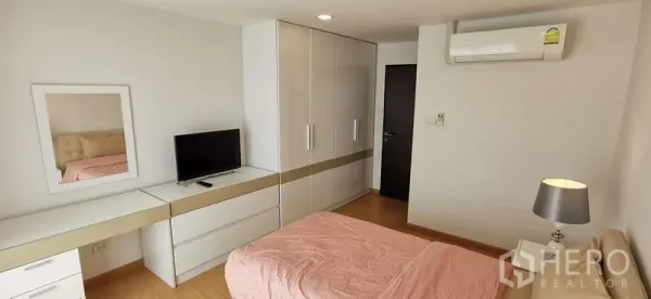 อพาร์ทเมนท์ ให้เช่าในKhlong Toei, Bangkok - ห้องนอนมีตู้เสื้อผ้าบิวท์อิน ทีวีบนตู้ลิ้นชัก และกระจกเงา