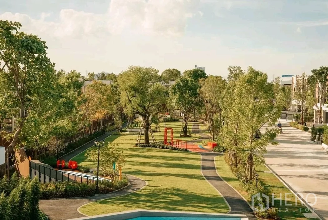 Townhouse for rent in Bang Phli, Samut Prakan - Landscaped central park with walking paths, mature trees and a colorful playground.