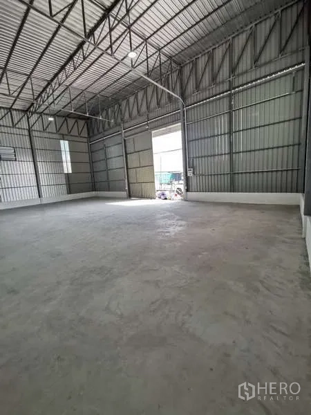 货栈 出租在Prawet, Bangkok - 仓库内部可见超宽滑动门，方便卡车装卸。