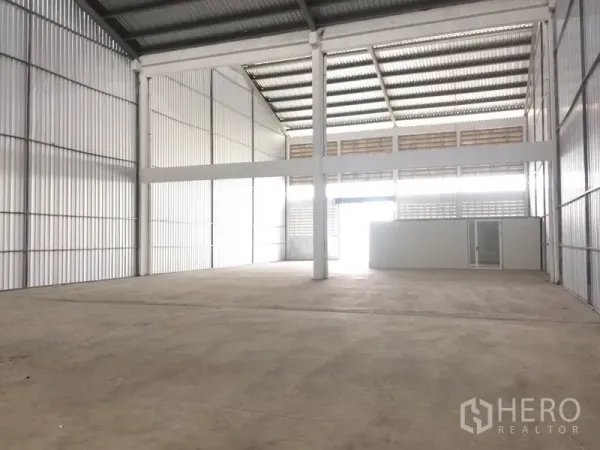 โรงงาน ให้เช่าในMueang Samut Prakan, Samut Prakan - พื้นโรงงานกว้าง เสากลางสูง ผนังระบายอากาศ และช่องทางเข้าใหญ่