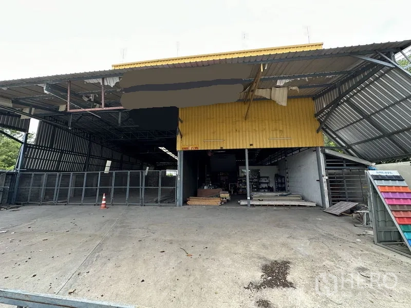 Warehouse for sale in Bang Khen, Bangkok - Main loading platform of the warehouse with high roof and rolling shutter access.