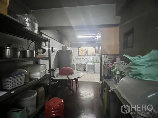 พื้นที่ขายปลีก ให้เช่าในWatthana, Bangkok - พื้นที่หลังร้านพร้อมชั้นเหล็ก ตู้เย็น และอ่างล้างจานกระเบื้อง แสงไฟฟลูออเรสเซนต์