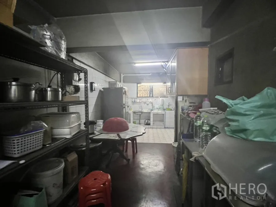 พื้นที่ขายปลีก ให้เช่าในWatthana, Bangkok - พื้นที่หลังร้านพร้อมชั้นเหล็ก ตู้เย็น และอ่างล้างจานกระเบื้อง แสงไฟฟลูออเรสเซนต์