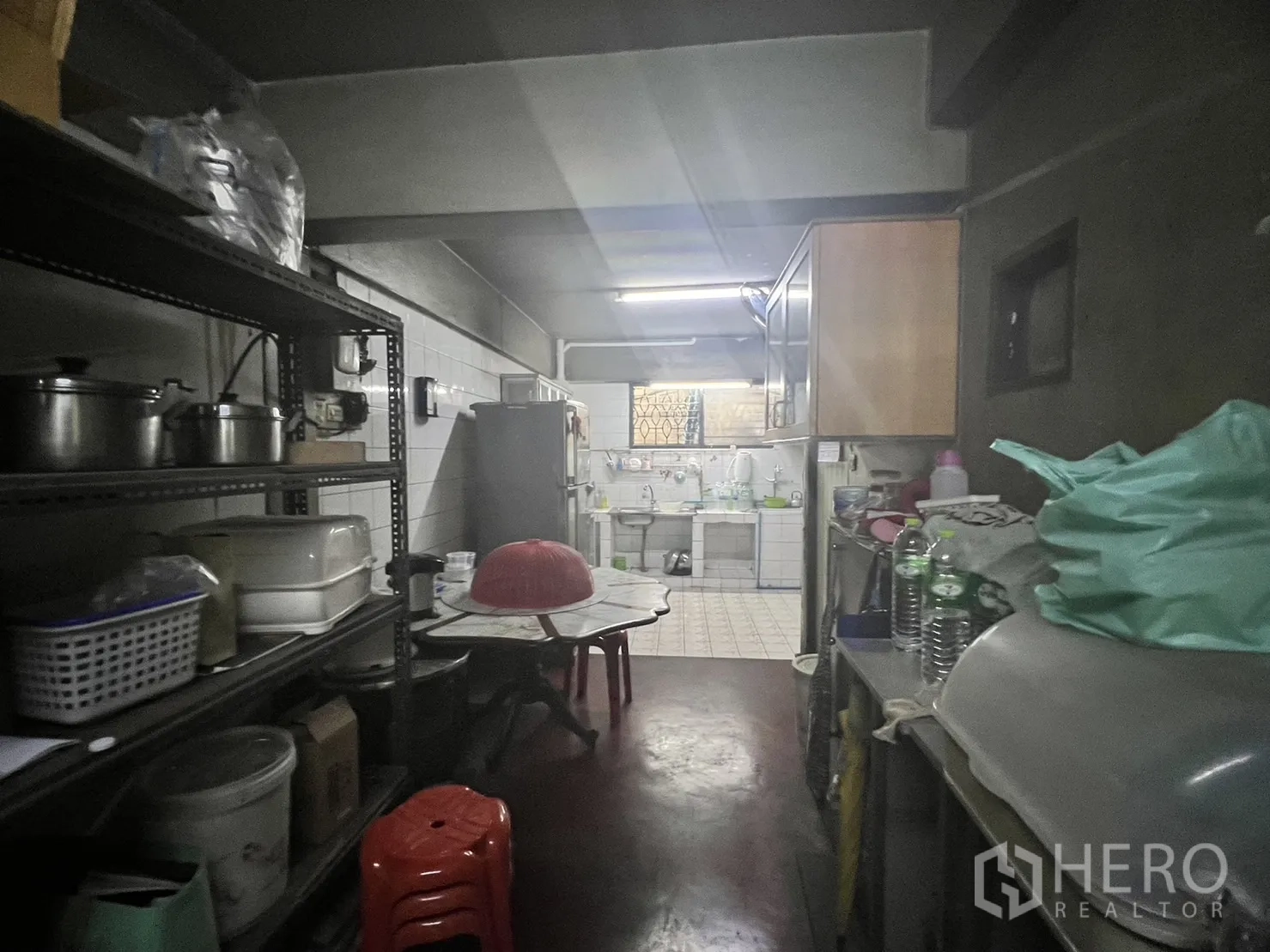พื้นที่ขายปลีก ให้เช่าในWatthana, Bangkok - พื้นที่หลังร้านพร้อมชั้นเหล็ก ตู้เย็น และอ่างล้างจานกระเบื้อง แสงไฟฟลูออเรสเซนต์
