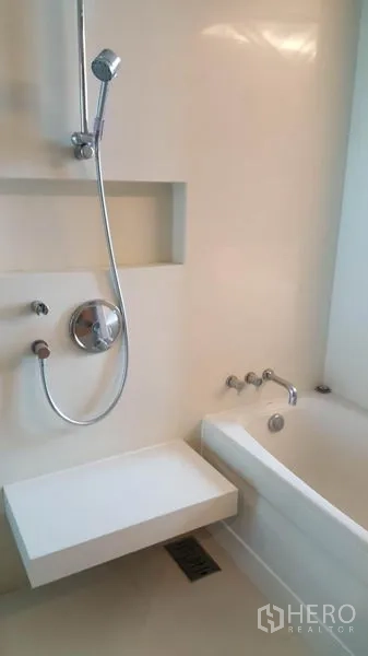 คอนโด ให้เช่าในWatthana, Bangkok - ห้องน้ำสไตล์มินิมอลพร้อมอ่างอาบน้ำและฝักบัวติดผนัง