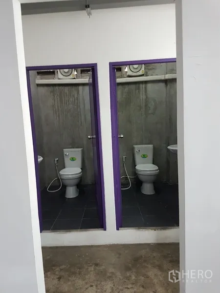 สำนักงานที่บ้าน ขายในKhlong Toei, Bangkok - โซนต้อนรับ ผนังสีม่วง เชื่อมต่อห้องประชุมกระจก