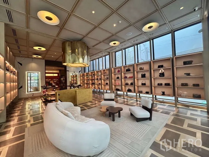 Retail Space for rent in Khlong Toei, Bangkok - Spacious retail gallery with high ceilings, long feature shelves and large windows.