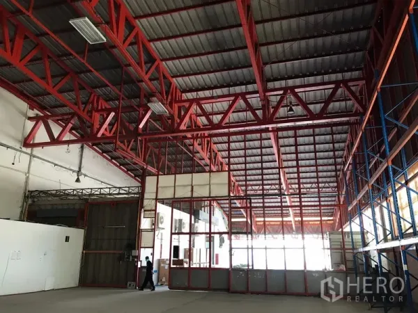 คลังสินค้า ให้เช่าในBang Na, Bangkok - พื้นที่สำนักงานกระจกภายในโกดัง ใต้โครงหลังคาเหล็กสีแดง