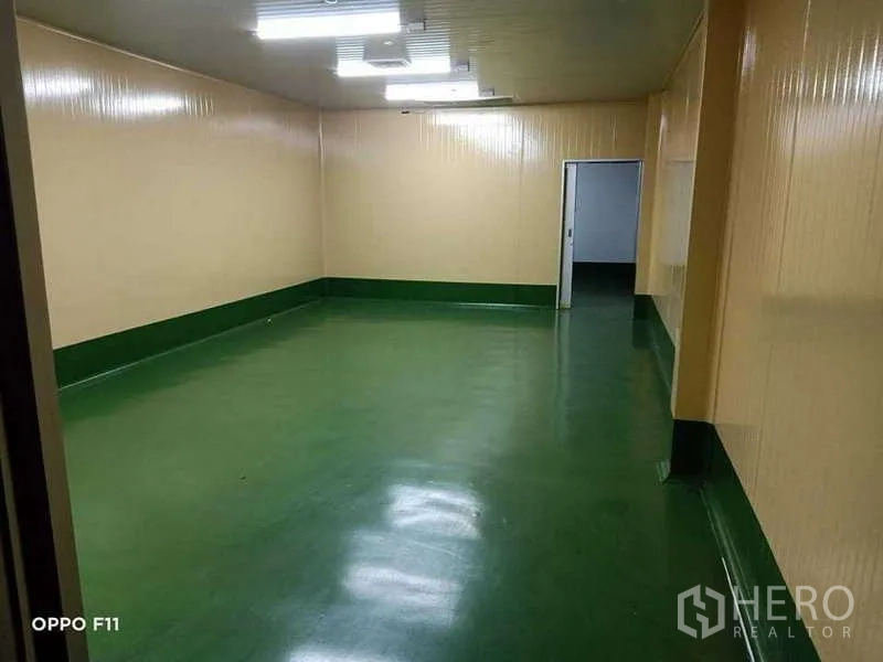 คลังสินค้า ให้เช่าหรือขายในMueang Samut Sakhon, Samut Sakhon - ห้องผลิตขนาดใหญ่ ผนังฉนวน พื้นอีพ็อกซี่ และไฟสว่าง