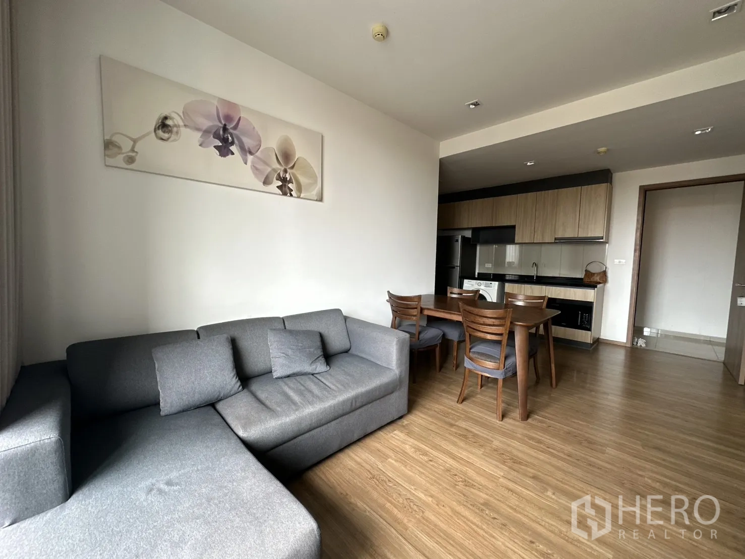 คอนโด for rent in Watthana, Bangkok - พื้นที่รับแขกและรับประทานอาหารแบบโอเพนแพลนพร้อมโซฟา L และโต๊ะทานข้าว