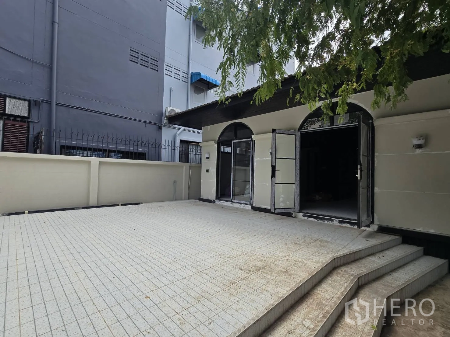 โฮมออฟฟิศ for rent in Phra Khanong, Bangkok - ลานหน้าบ้านมีบันไดและประตูบานคู่เปิดออก สร้างรั้วรอบ