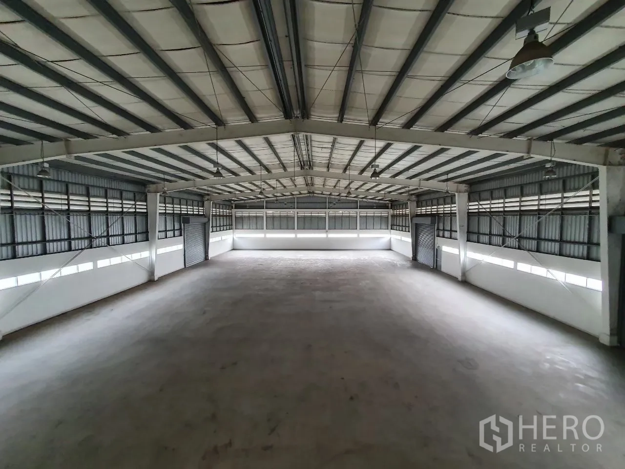 Factory for rent in Bang Pa-in, Phra Nakhon Si Ayutthaya - Wide view of the column-free warehouse floor from an upper level.