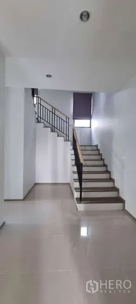 บ้าน ให้เช่าในLat Krabang, Bangkok - โถงทางเข้าพื้นกระเบื้องสว่างพร้อมบันไดโมเดิร์น ที่โครงการ AERIE ศรีนครินทร์-กรุงเทพกรีฑา ลาดกระบัง