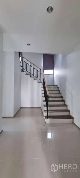 บ้าน ให้เช่าในLat Krabang, Bangkok - โถงทางเข้าพื้นกระเบื้องสว่างพร้อมบันไดโมเดิร์น ที่โครงการ AERIE ศรีนครินทร์-กรุงเทพกรีฑา ลาดกระบัง