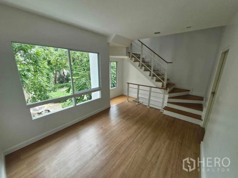 独立式住宅 出售在Rat Burana, Bangkok - 楼上家庭区，大窗采光与L形楼梯