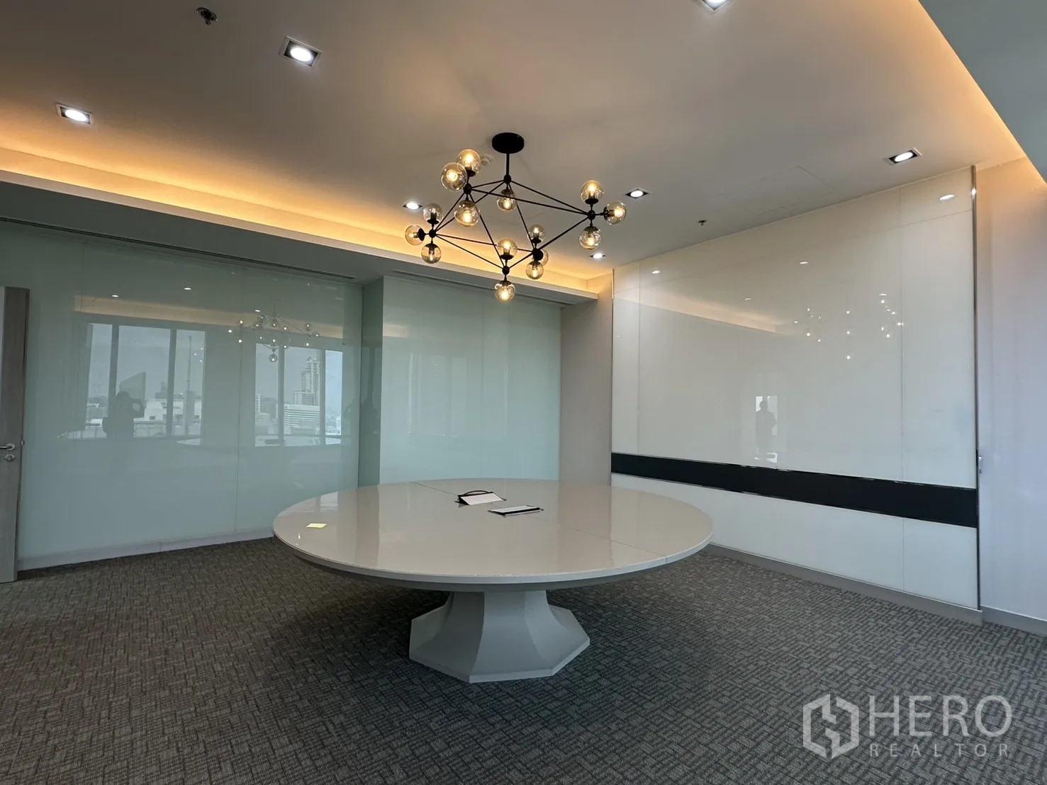 ออฟฟิศ for rent in Khlong Toei, Bangkok - ห้องประชุมโมเดิร์นพร้อมโต๊ะกลม โคมไฟแขวน และผนังกระจก