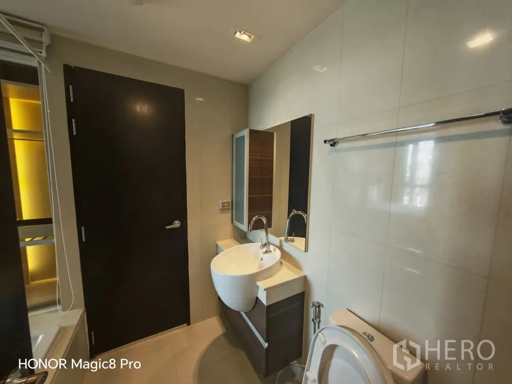 คอนโด for rent in Watthana, Bangkok - ห้องน้ำพร้อมอ่างล้างหน้าแบบกลม ตู้กระจก โถสุขภัณฑ์ และอ่างอาบน้ำ