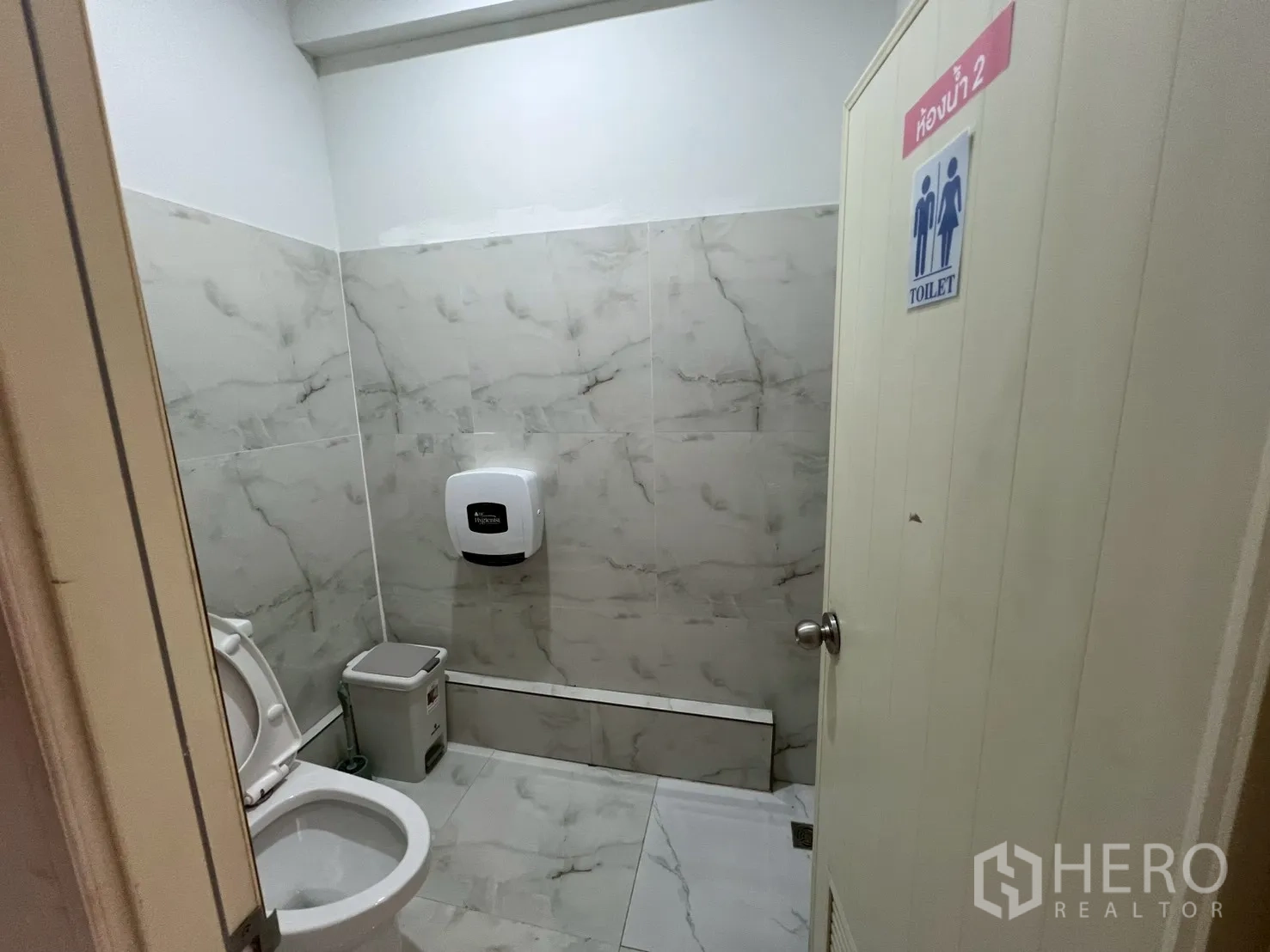 零售空间 出租在Watthana, Bangkok - 第二卫生间，仿大理石墙面与洁具。