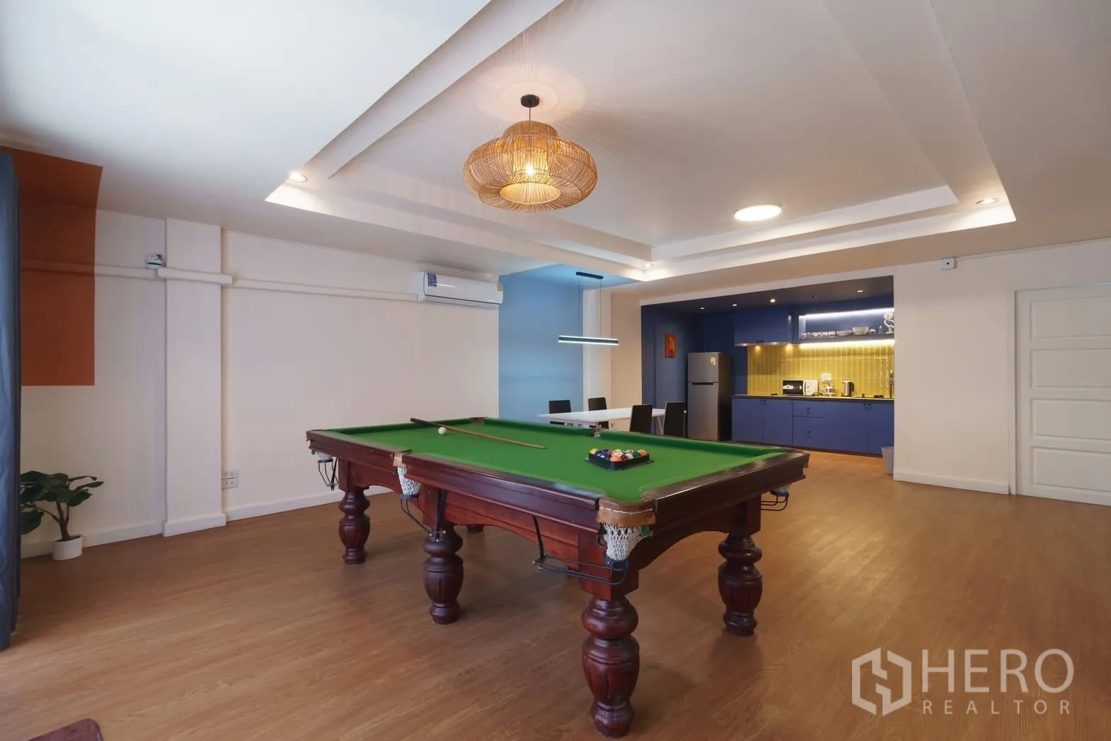 联排别墅 for rent in Watthana, Bangkok - 餐区旁的大型桌球台与开放式厨房同框。