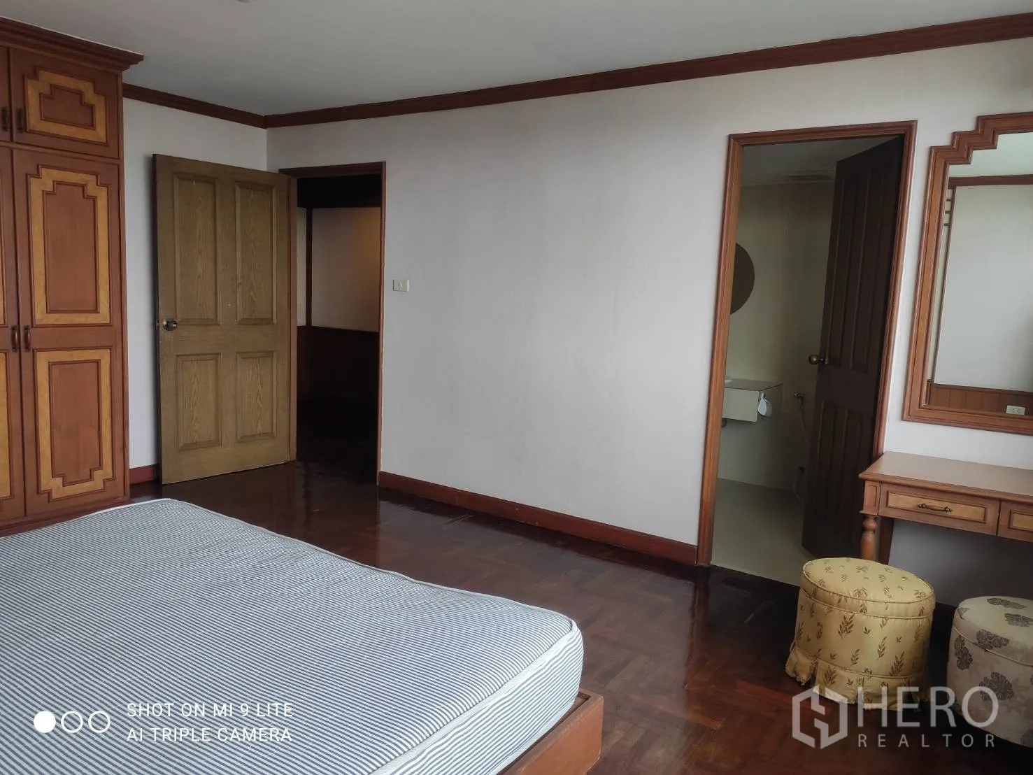 อพาร์ทเมนท์ ให้เช่าในWatthana, Bangkok - ห้องนอนเชื่อมต่อห้องน้ำในตัว มีโต๊ะเครื่องแป้งและตู้บิลท์อิน