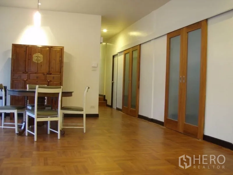 บ้าน ให้เช่าในHuai Khwang, Bangkok - โถงทางเดินและมุมรับประทานอาหาร พื้นไม้ และประตูกระจกฝ้าบานเลื่อน