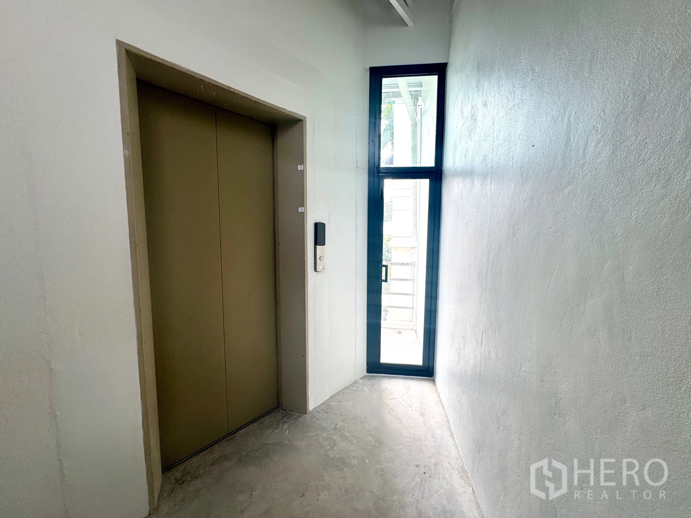 办公室 for rent in Sathon, Bangkok - 电梯前室，配有电梯门与高窗，自然光充足。