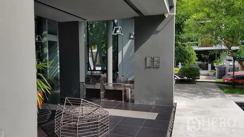 สำนักงานที่บ้าน ขายในWang Thonglang, Bangkok - เฉลียงชั้นล่างแบบร่มรื่นพร้อมชุดที่นั่งและสวนจัดแต่ง