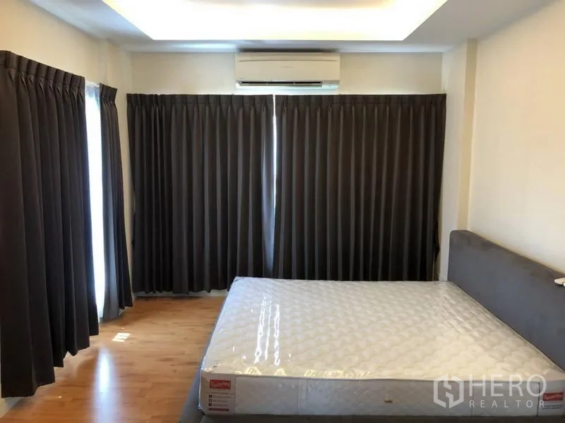 บ้าน ให้เช่าในSaphan Sung, Bangkok - ห้องนอนหลัก หน้าต่างบานใหญ่ ผ้าม่านทึบ เครื่องปรับอากาศ และเตียงควีน