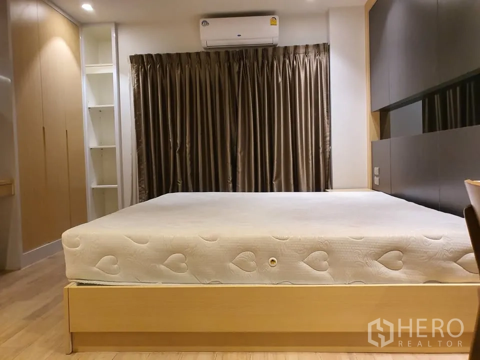 คอนโด for rent in Watthana, Bangkok - ห้องนอนเตียงคิง ผ้าม่านทึบ ตู้เสื้อผ้าบิลต์อิน และเครื่องปรับอากาศ