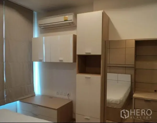 คอนโด ให้เช่าในKhlong Toei, Bangkok - ห้องนอนพร้อมตู้เก็บของบิลท์อิน แอร์ ม่านบังแสง และเตียง