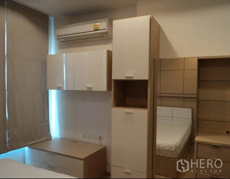 คอนโด ให้เช่าในKhlong Toei, Bangkok - ห้องนอนพร้อมตู้เก็บของบิลท์อิน แอร์ ม่านบังแสง และเตียง