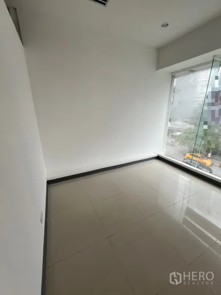 零售空间 出租在Watthana, Bangkok - 带落地窗的私密房间，亮面瓷砖地，眺望街景。