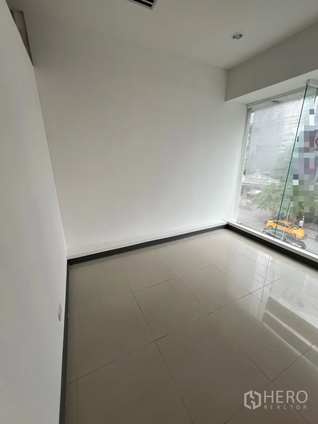 零售空间 出租在Watthana, Bangkok - 带落地窗的私密房间，亮面瓷砖地，眺望街景。