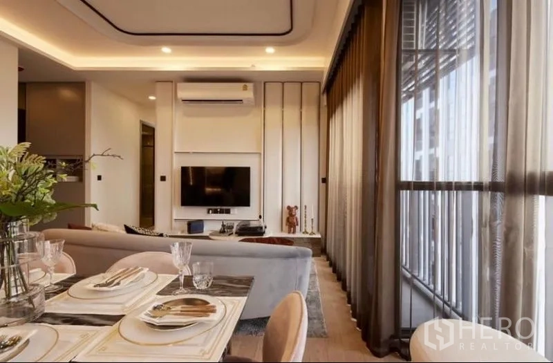 คอนโด ขายในWatthana, Bangkok - โต๊ะอาหารหรูหราหันสู่ผนังทีวี หน้าต่างบานใหญ่พร้อมม่านโปร่ง และพื้นลายไม้