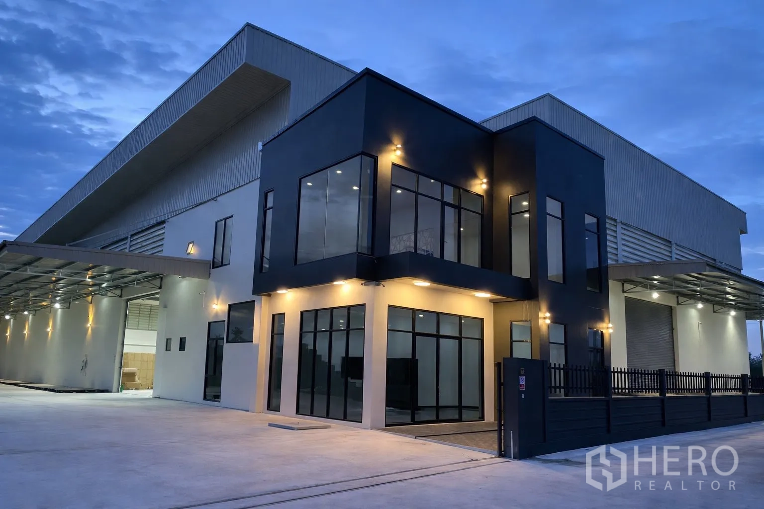 โรงงาน for rent in Krathum Baen, Samut Sakhon - คอมเพล็กซ์โรงงานสมัยใหม่ยามค่ำ พร้อมออฟฟิศกระจก 2 ชั้นและอาคารโกดังขนาดใหญ่