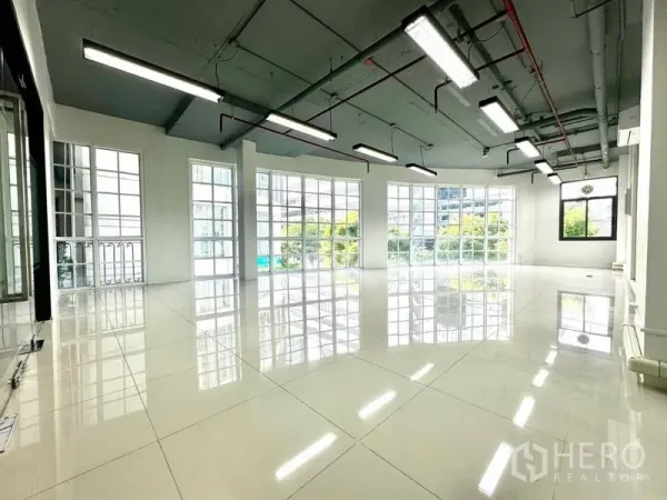 สำนักงาน ให้เช่าในKhlong Toei, Bangkok - พื้นที่ทำงานแบบเปิดโล่ง หน้าต่างกระจกบานใหญ่และพื้นกระเบื้องเงา