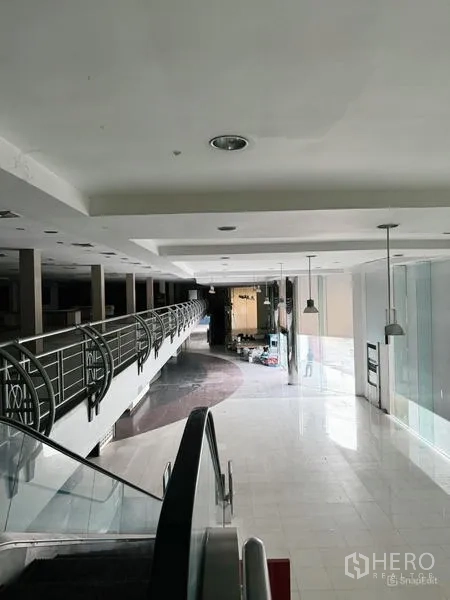 展厅 出租在Min Buri, Bangkok - 室内从自动扶梯望向夹层走道与玻璃幕墙。