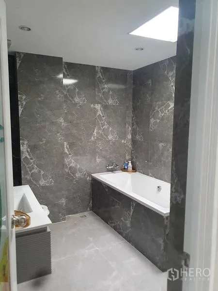 สำนักงานที่บ้าน ให้เช่าในSuan Luang, Bangkok - ห้องน้ำปูกระเบื้องลายหินอ่อน พร้อมอ่างอาบน้ำบิลท์อิน