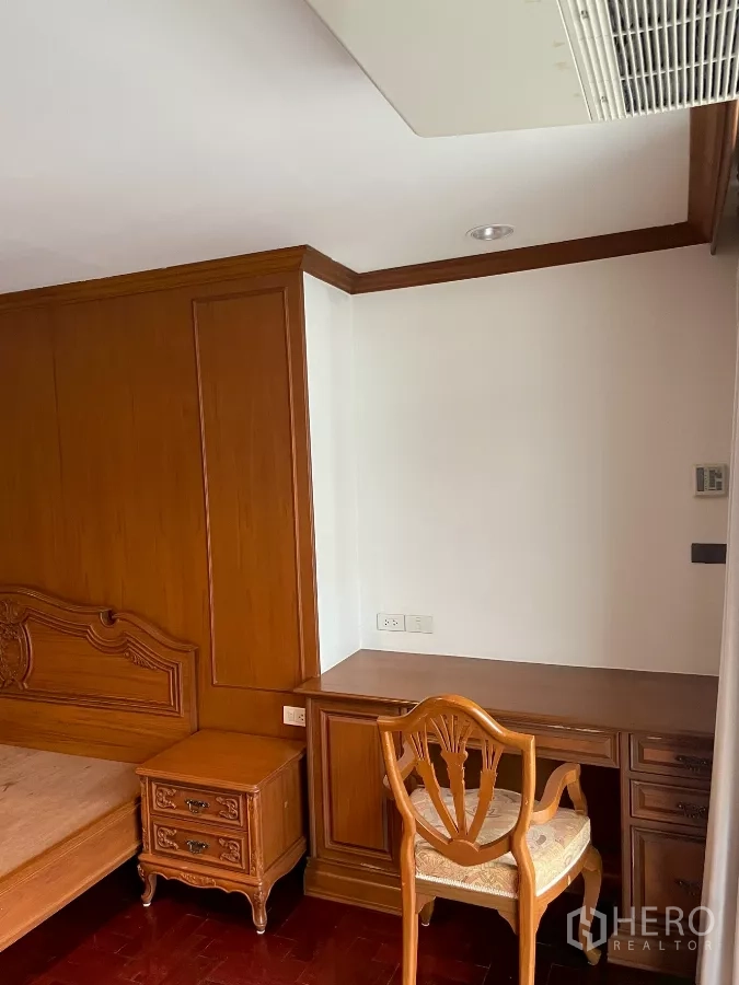 คอนโด ขายในWatthana, Bangkok - มุมทำงานในห้องนอน โต๊ะทำงานไม้ เก้าอี้ และผนังไม้