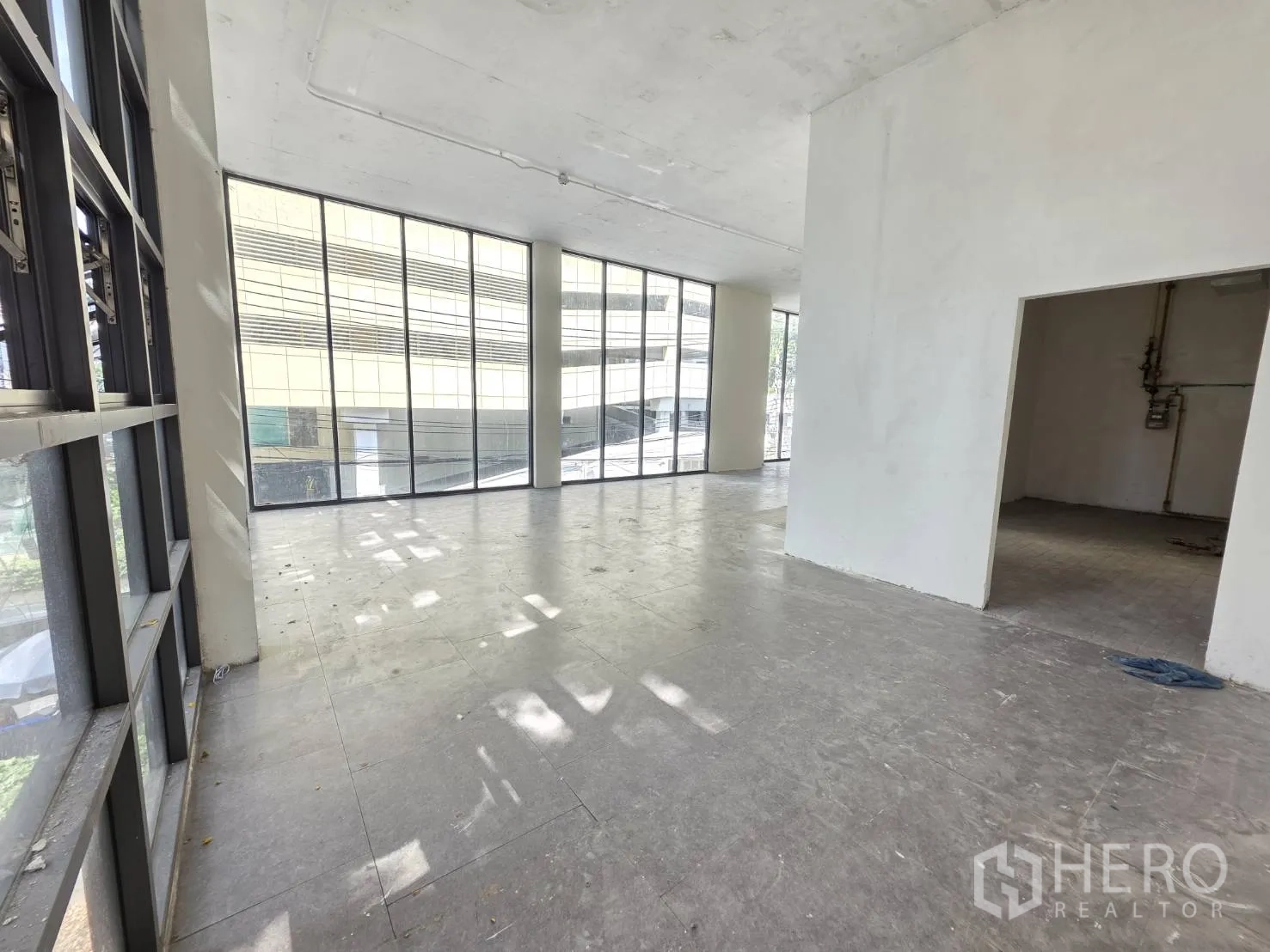 พื้นที่ขายของ for rent in Watthana, Bangkok - มุมพื้นที่กระจกล้อมรอบพร้อมห้องด้านหลังแยกต่างหาก