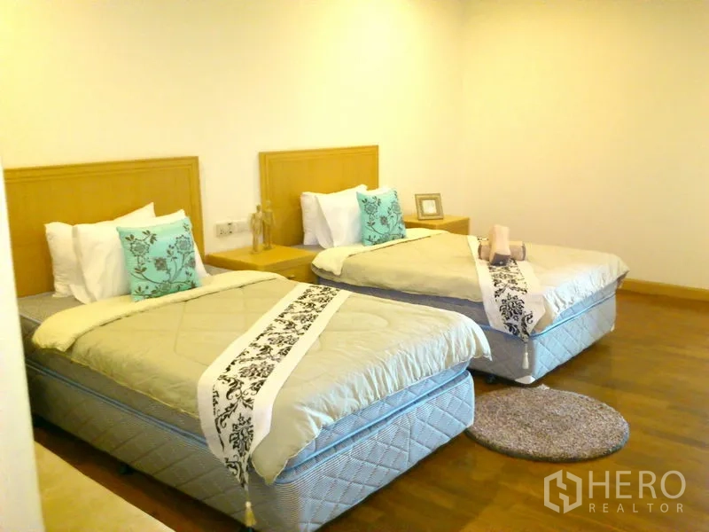 คอนโด ให้เช่าในKhlong Toei, Bangkok - ห้องนอนเตียงคู่กว้าง พื้นไม้ เตียงข้างและชุดเครื่องนอนโทนสว่าง