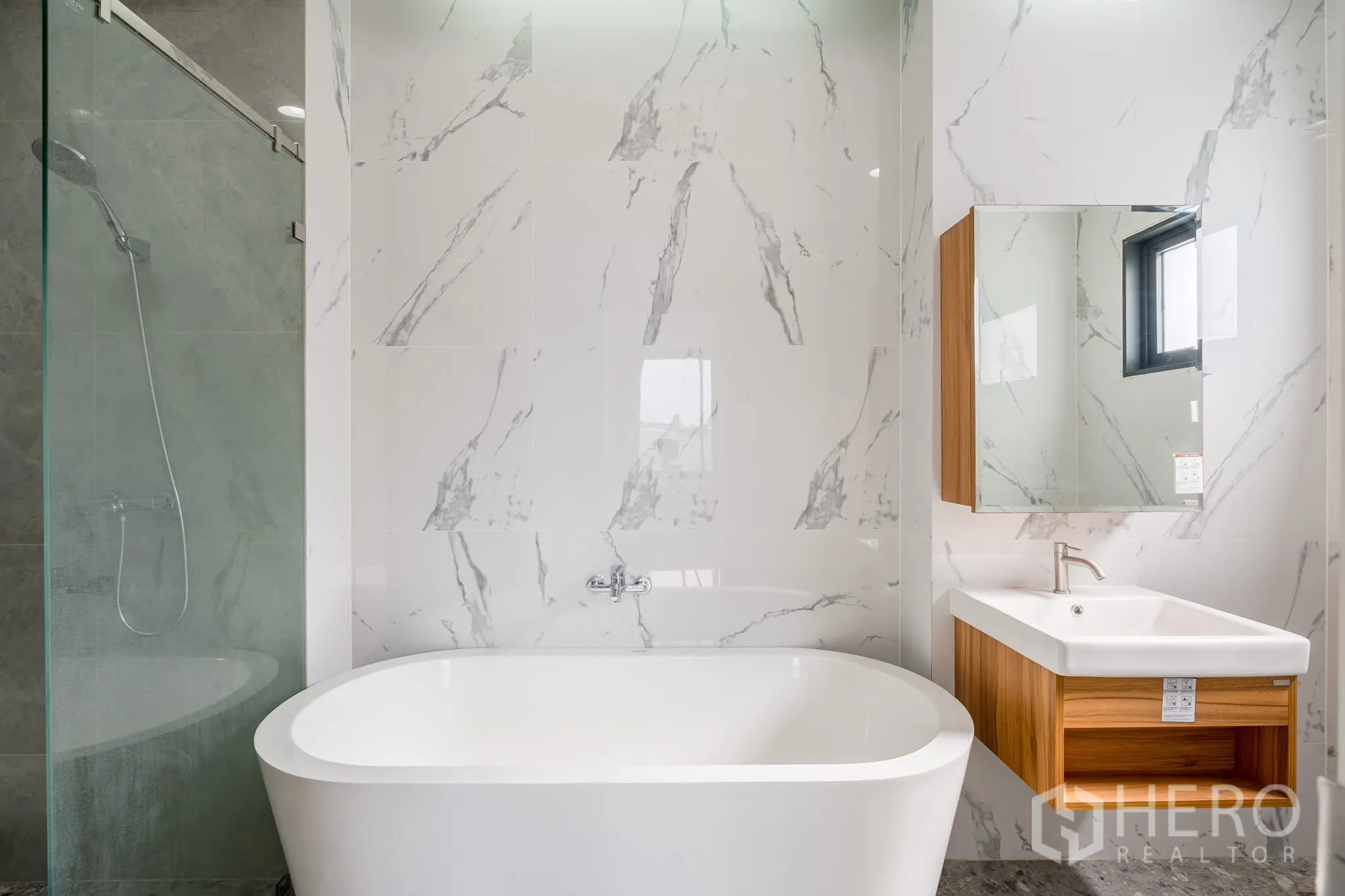 家庭办公室 for rent in Khlong Toei, Bangkok - 现代浴室，设独立浴缸、仿大理石墙面、玻璃淋浴与木质洗手台。