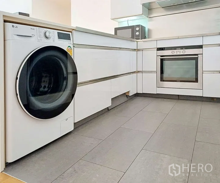 คอนโด ให้เช่าในSathon, Bangkok - ครัวสมัยใหม่พร้อมเครื่องซักผ้า เตาอบ และไมโครเวฟ พื้นกระเบื้องสีเทา