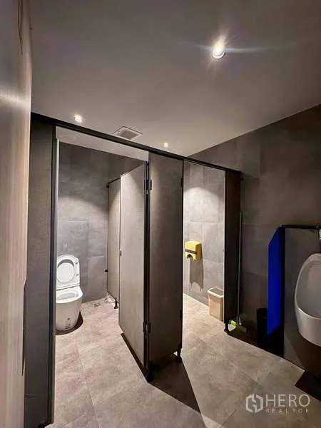 คลังสินค้า ให้เช่าในPrawet, Bangkok - ห้องน้ำโกดังสมัยใหม่มีห้องส้วมแบบแยกและโถปัสสาวะ