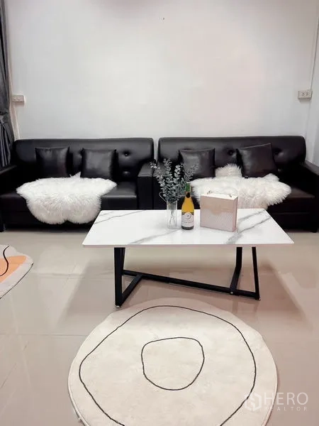 ทาวน์เฮาส์ ให้เช่าในHuai Khwang, Bangkok - มุมนั่งเล่นใกล้ชิด โซฟาหนังและโต๊ะกลางหินอ่อน