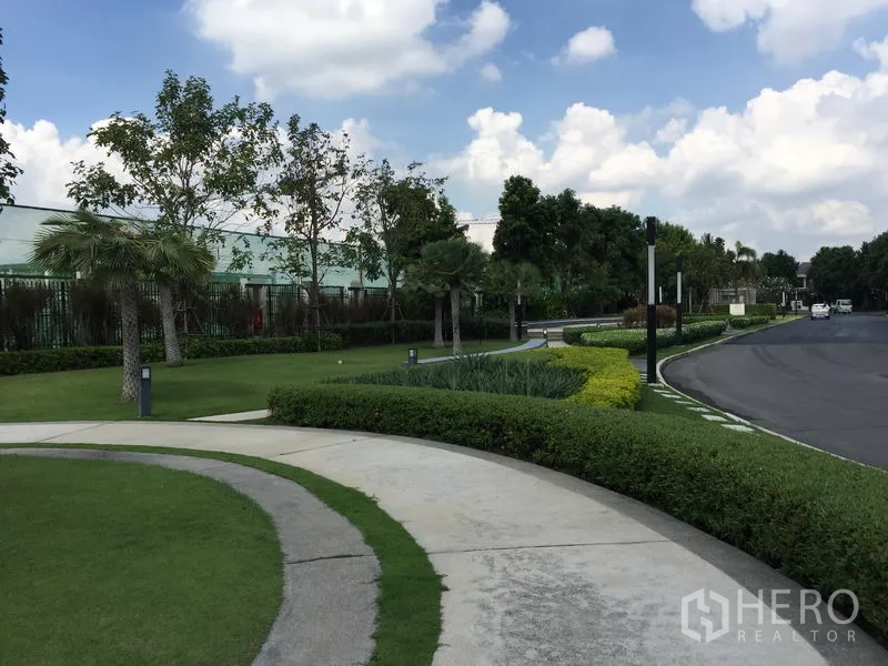 Detached House for rent or sale in Saphan Sung, Bangkok - Tree-lined community walkway and wide internal road within the estate.