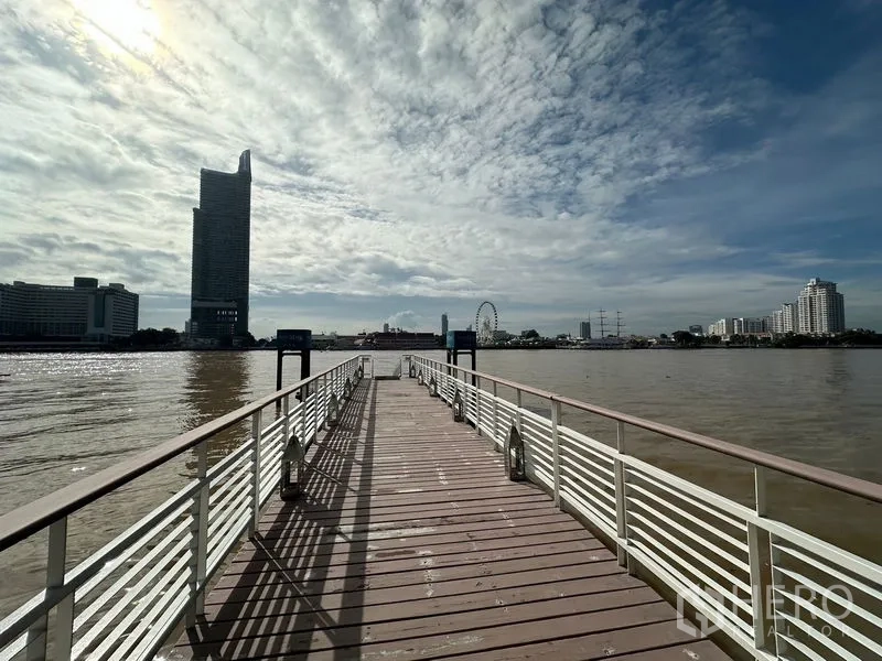 คอนโด ขายในKhlong San, Bangkok - ท่าเรือส่วนกลางริมแม่น้ำพร้อมทางเดินไม้ หันสู่สกายไลน์และชิงช้าสวรรค์.
