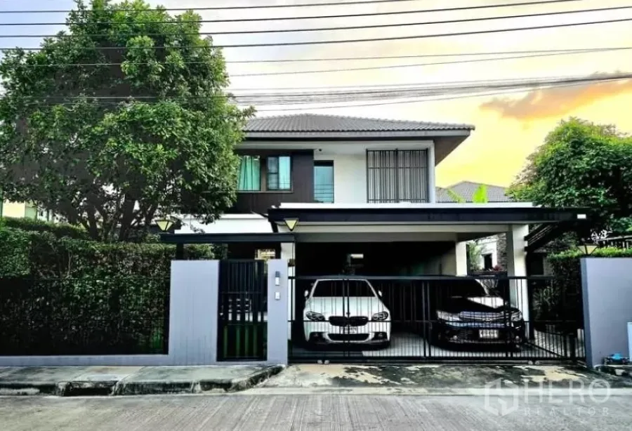 独立式住宅 出租在Bang Phli, Samut Prakan - 现代两层独栋别墅外观，带电动大门与双车位车棚